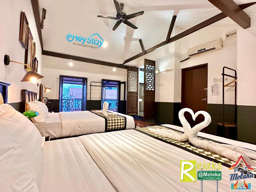 Ein Bett oder Betten in einem Zimmer der Unterkunft Wayfarer Guest House Jonker Street Melaka By Heystay Management