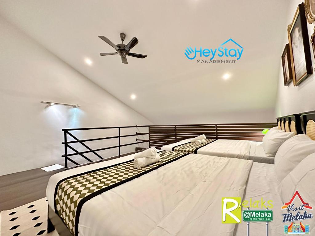 Ein Bett oder Betten in einem Zimmer der Unterkunft Wayfarer Guest House Jonker Street Melaka By Heystay Management