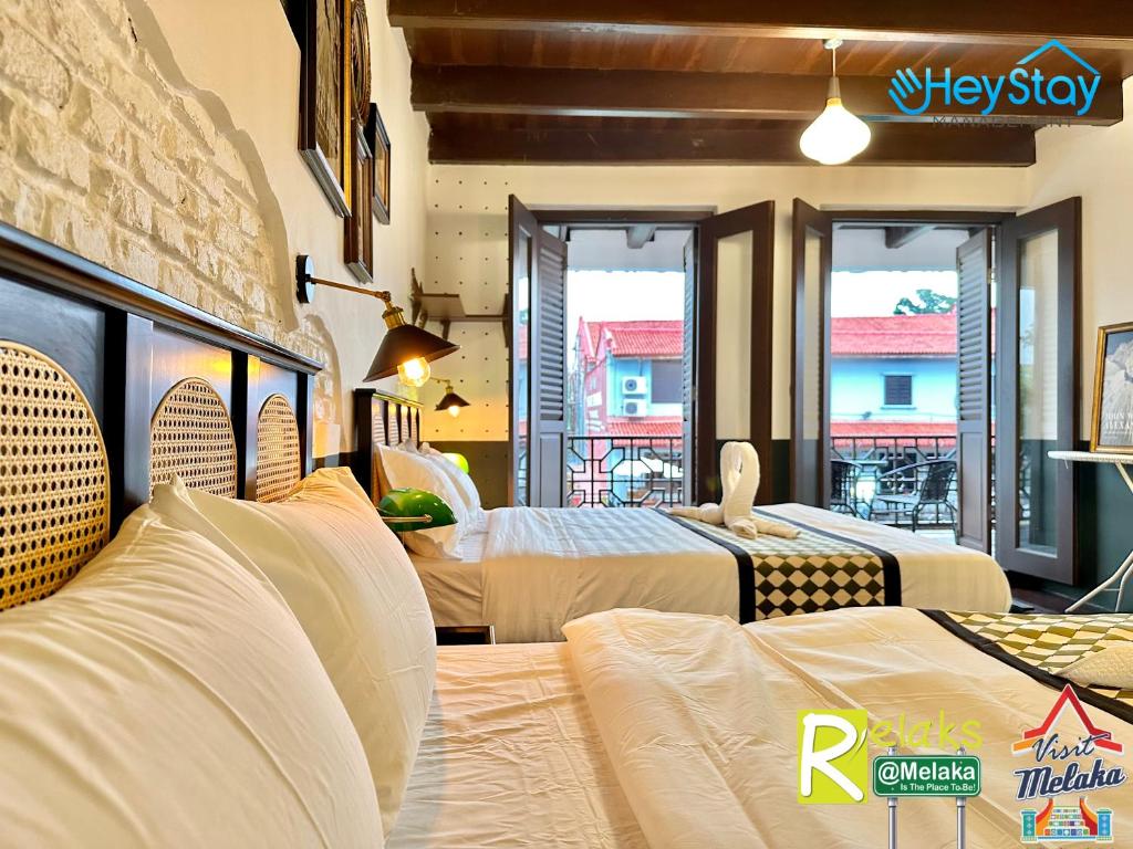Ein Bett oder Betten in einem Zimmer der Unterkunft Wayfarer Guest House Jonker Street Melaka By Heystay Management