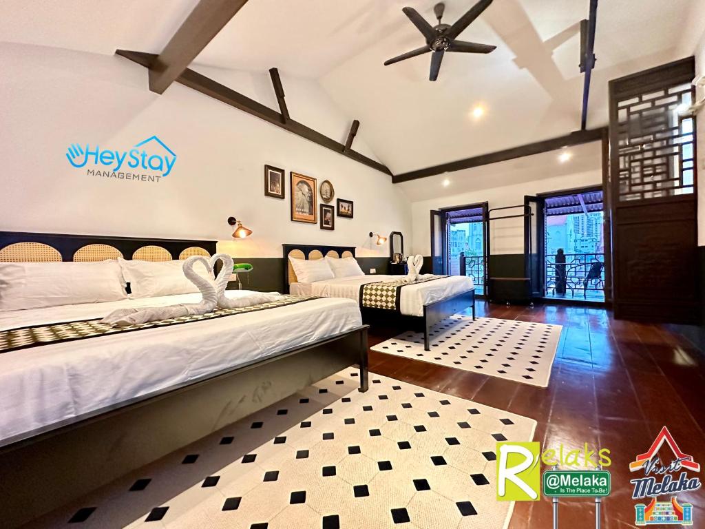Postel nebo postele na pokoji v ubytování Wayfarer Guest House Jonker Street Melaka By Heystay Management
