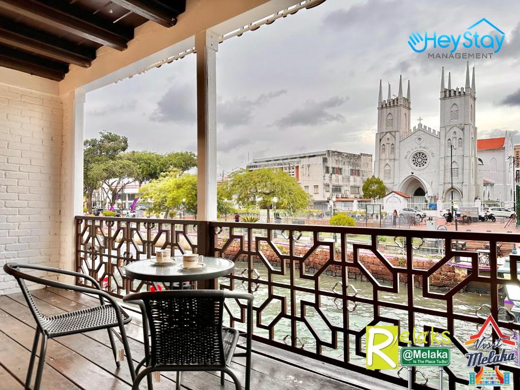 Ein Restaurant oder anderes Speiselokal in der Unterkunft Wayfarer Guest House Jonker Street Melaka By Heystay Management 