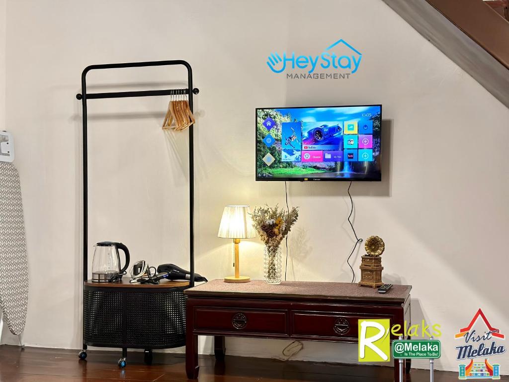 TV a/nebo společenská místnost v ubytování Wayfarer Guest House Jonker Street Melaka By Heystay Management