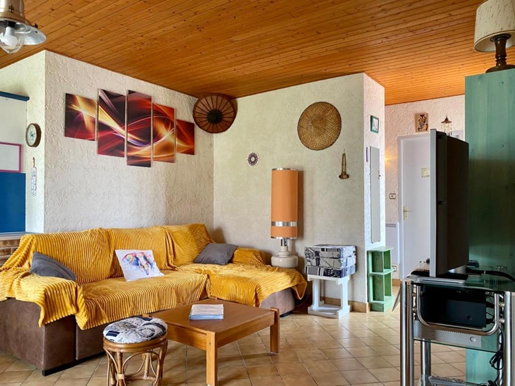 salon z kanapą i telewizorem w obiekcie Maison Longeville-sur-Mer, 3 pièces, 4 personnes - FR-1-336-113 w mieście Longeville-sur-Mer