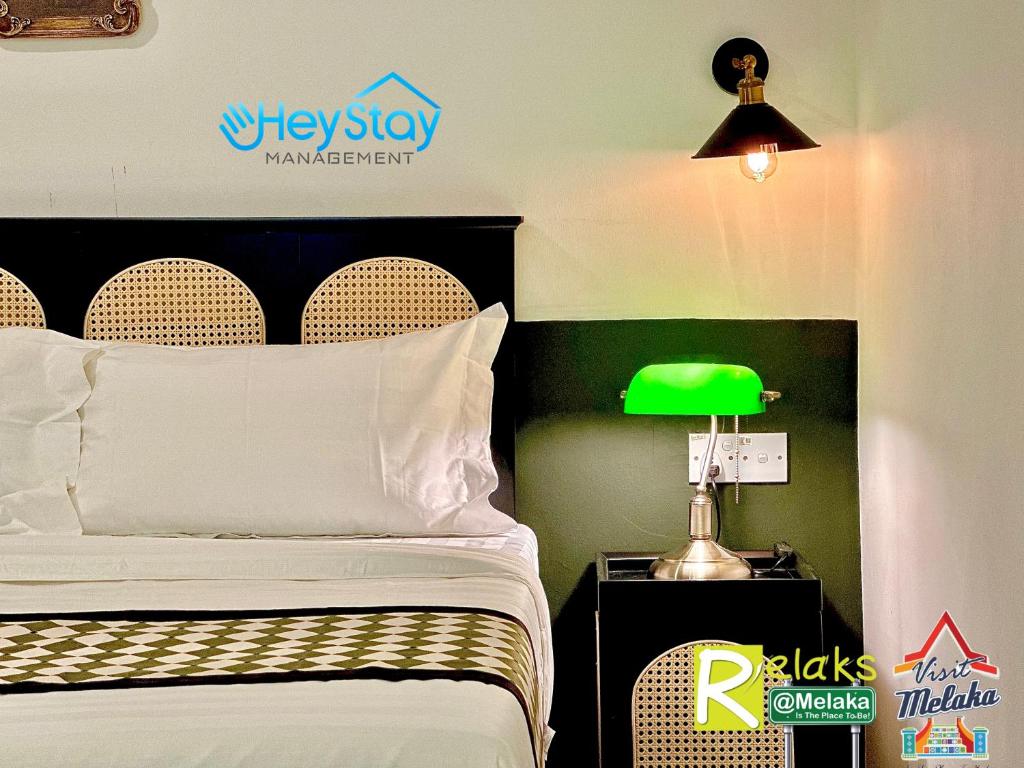 Ein Bett oder Betten in einem Zimmer der Unterkunft Wayfarer Guest House Jonker Street Melaka By Heystay Management