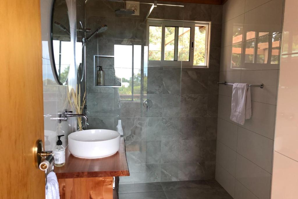 Koupelna v ubytování HEXAGON BEACH HOUSE Binalong Bay of Fires Views