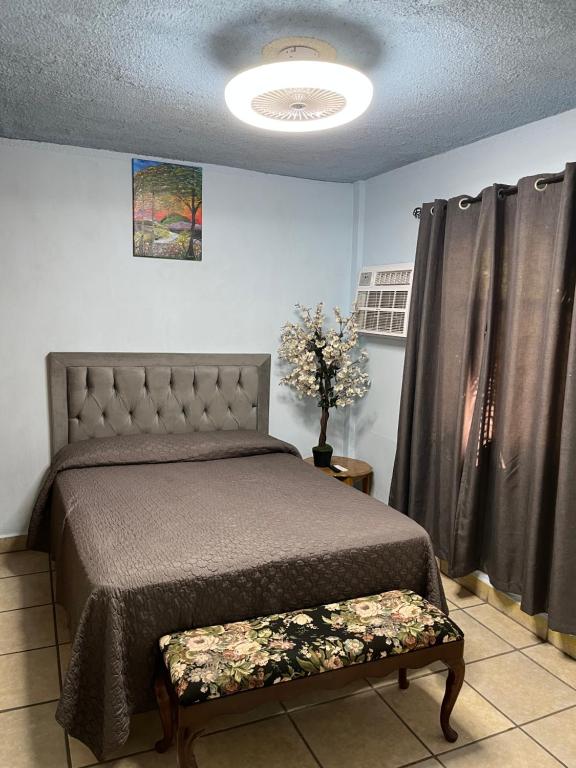 1 dormitorio con 1 cama en una habitación en Departamento Irene, en San Felipe