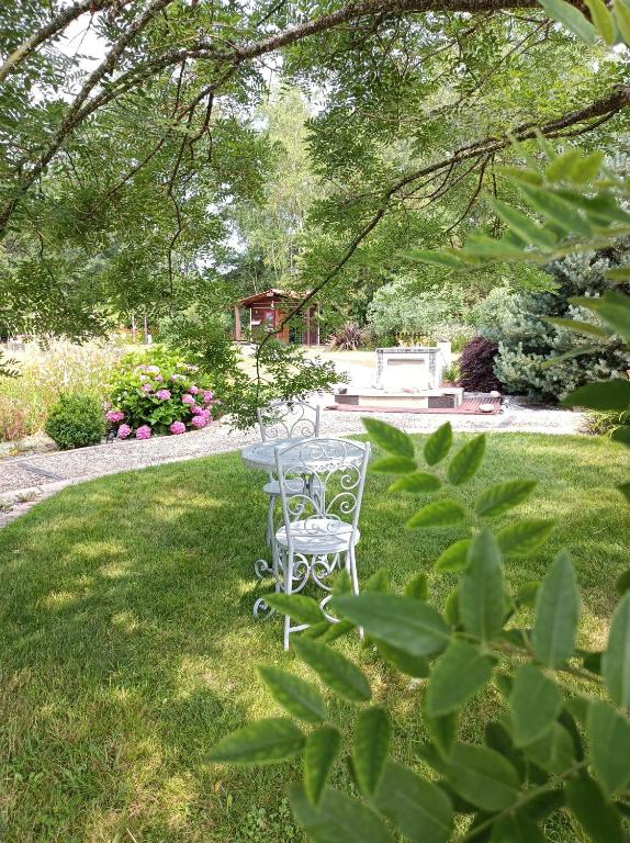 Garden sa labas ng L'Escale Sud Gironde - Séjour détente - Calme et nature- Piscine spa sauna massage - Petit-déjeuner sur demande