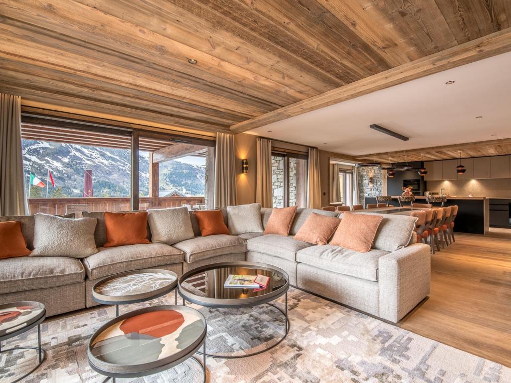 a living room with a couch and tables at Luxueux appart 5 chambres avec sauna à Méribel, skis aux pieds - FR-1-613-11 in Méribel