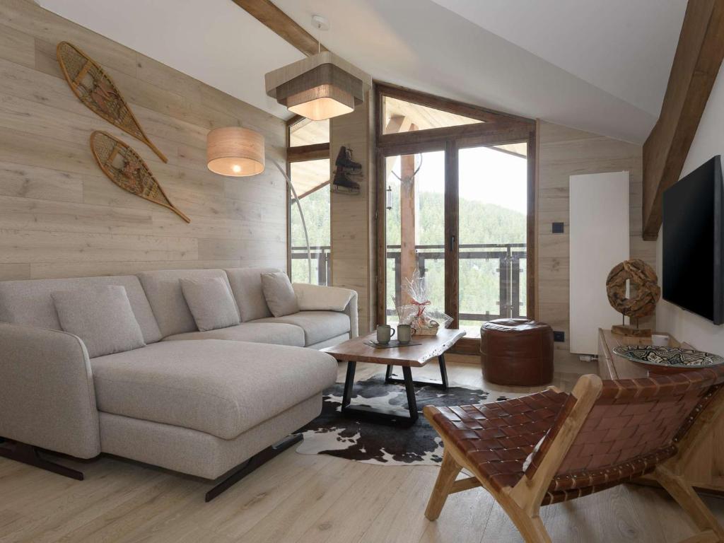 un salon avec un canapé et une table dans l'établissement Appart. 65m² 6 pers - 2 Chambres - Au pied des pistes - Parking et WiFi - FR-1-631-159, à Courchevel