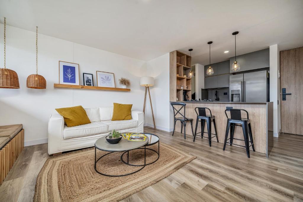 Kuchyň nebo kuchyňský kout v ubytování Apartamentos Go Living & Suites by HOUSY HOST
