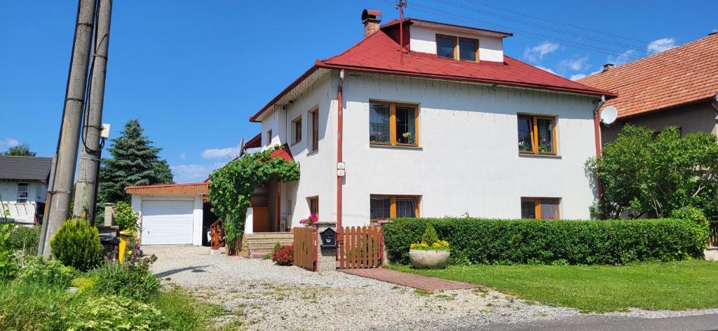 una grande casa bianca con tetto rosso di Privat NIKA a Závažná Poruba