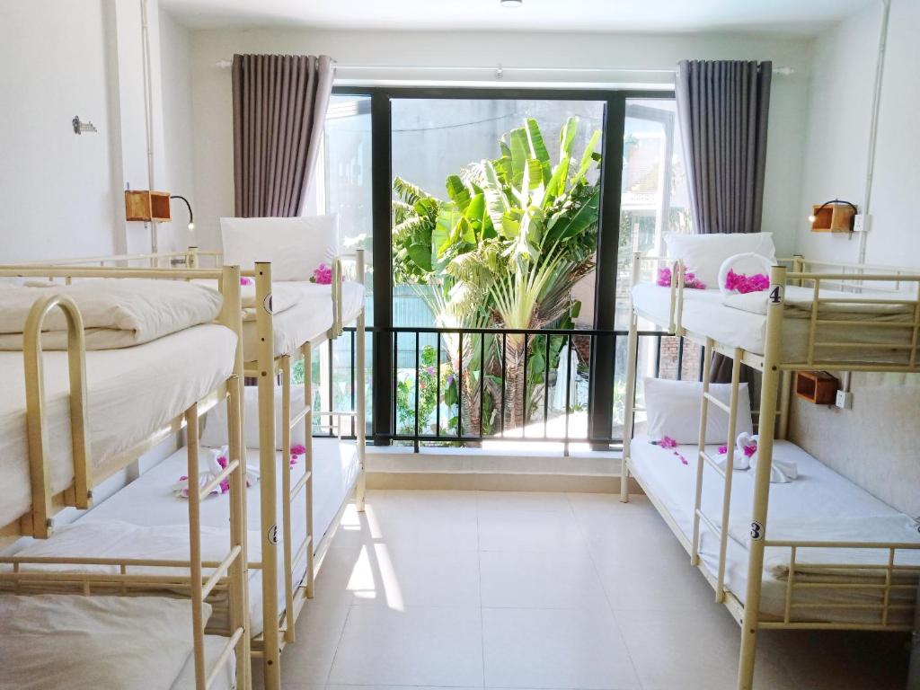 Postel nebo postele na pokoji v ubytování Bed Station Hostel & Pool Bar Hội An " Former Sunflower"
