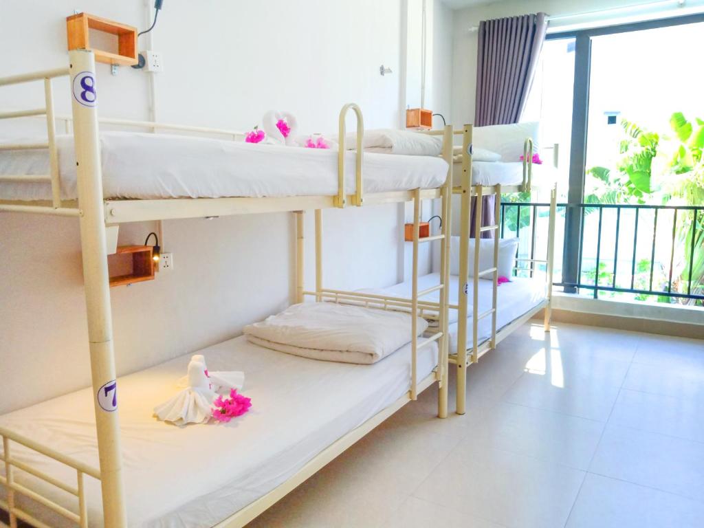 Postel nebo postele na pokoji v ubytování Bed Station Hostel & Pool Bar Hội An " Former Sunflower"