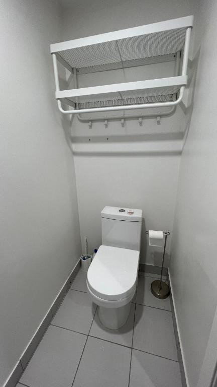 Bathroom sa Lily room near golf and banff costco newly renovated queen size bed Single bathroom sofa TV