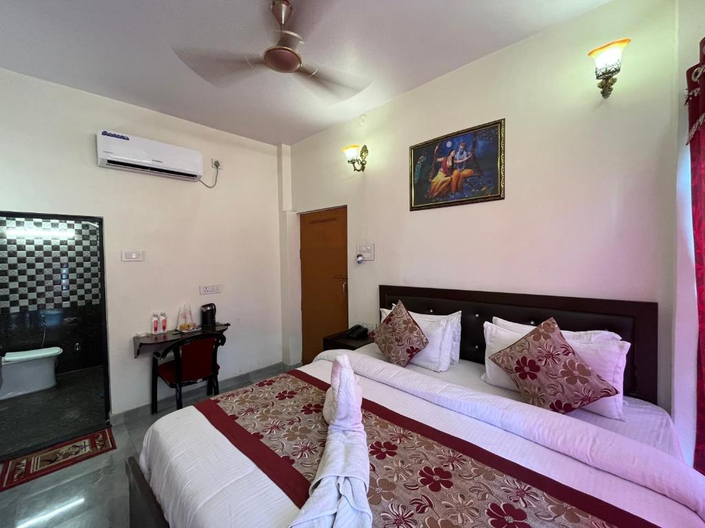 Postel nebo postele na pokoji v ubytování Hotel Shanti inn