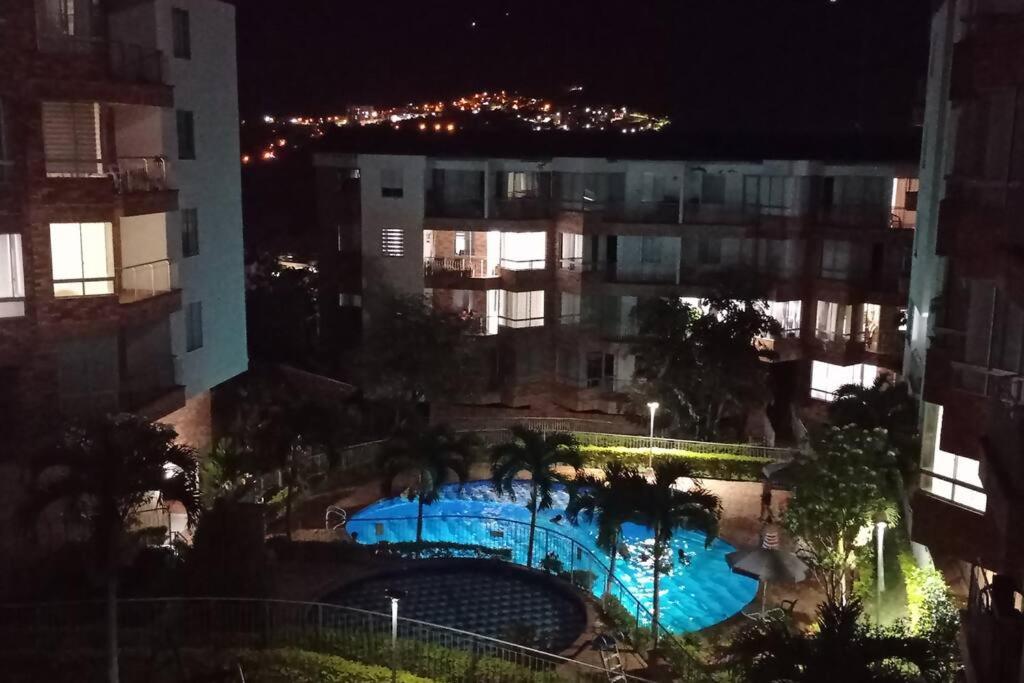 - Vistas a la piscina por la noche en Apartamento con maravillosa vista al río Fonce, en San Gil