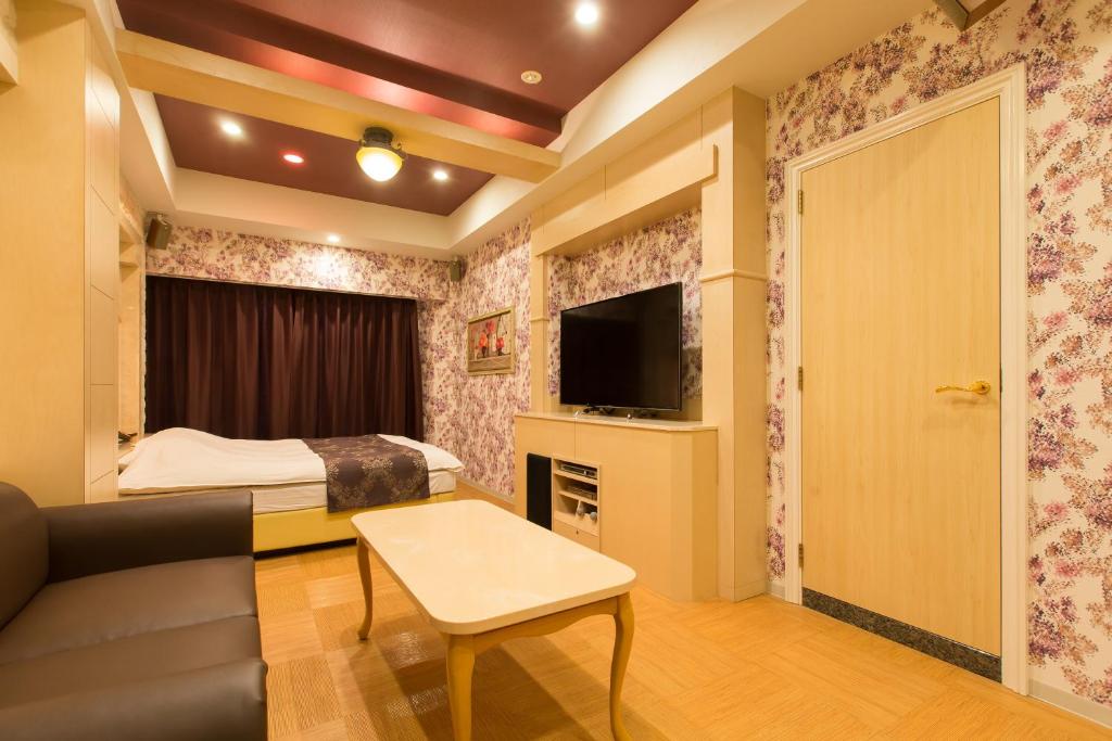 Televiisor ja/või meelelahutuskeskus majutusasutuses ホテルシエル沼津店 -大人専用-
