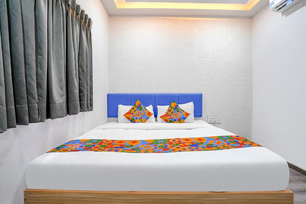 Katil atau katil-katil dalam bilik di FabHotel Vrundavan, Athwa