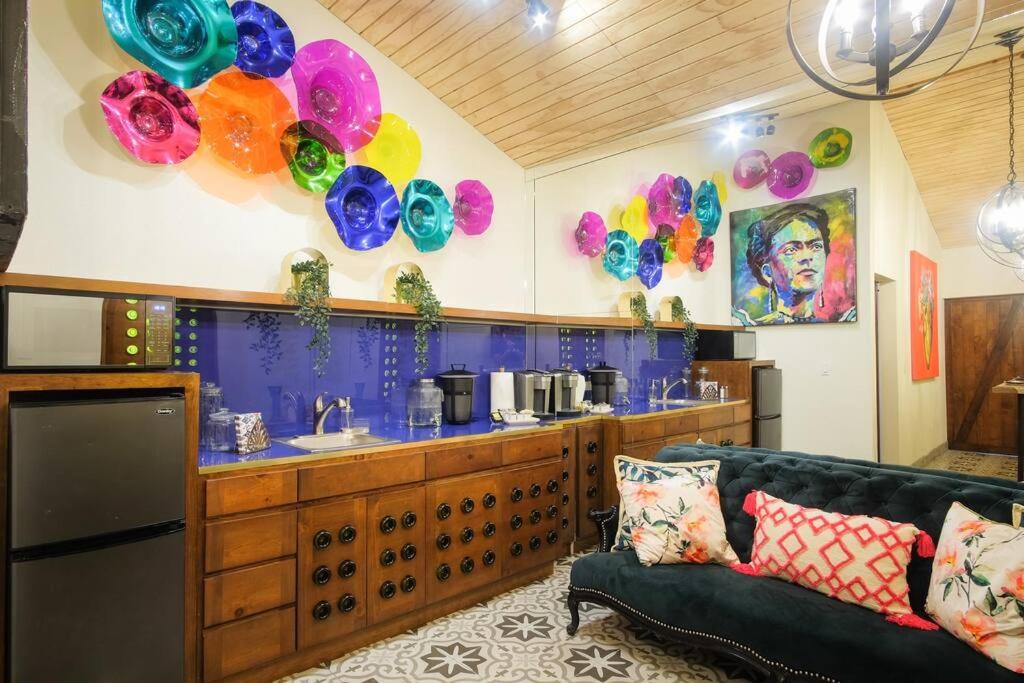 een woonkamer met een bank en een keuken bij Casa Capilla @ Casa Frida Valle de Gpe in San Marcos