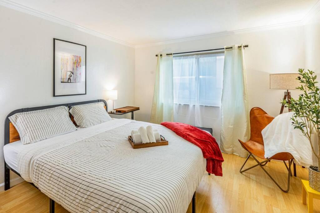 een slaapkamer met een bed en een dienblad bij Condo in Most sought after neighborhoods in Oakland