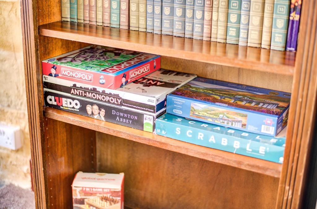 a book shelf filled with books in a library at The Morar Hotel in Morar