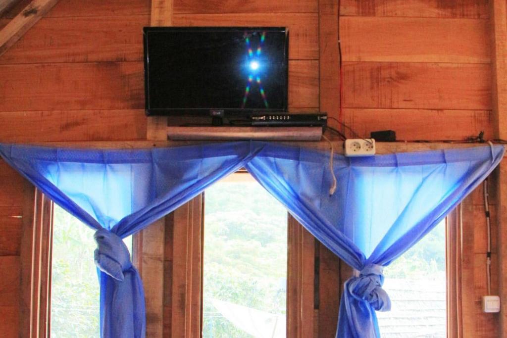 TV a/nebo společenská místnost v ubytování Penginapan puncak Dua Mitra RedDoorz