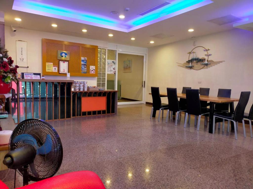 a dining room with a table and chairs at Hai Gang Yuan Homestay in Kenting