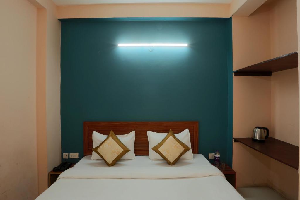Postel nebo postele na pokoji v ubytování Hotel Surya Palace - Corporate Hotel Noida Sector 62