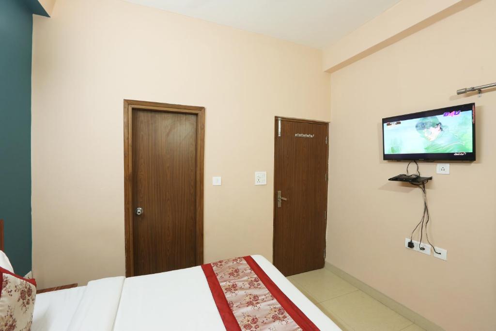 TV a/nebo společenská místnost v ubytování Hotel Surya Palace - Corporate Hotel Noida Sector 62