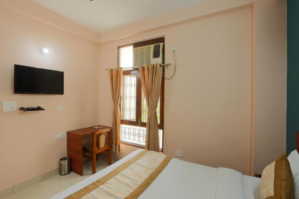 TV a/nebo společenská místnost v ubytování Hotel Surya Palace - Corporate Hotel Noida Sector 62