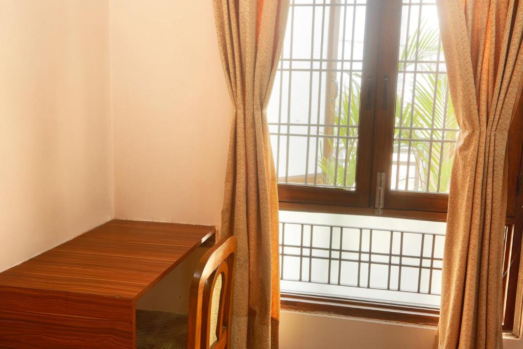 Postel nebo postele na pokoji v ubytování Hotel Surya Palace - Corporate Hotel Noida Sector 62