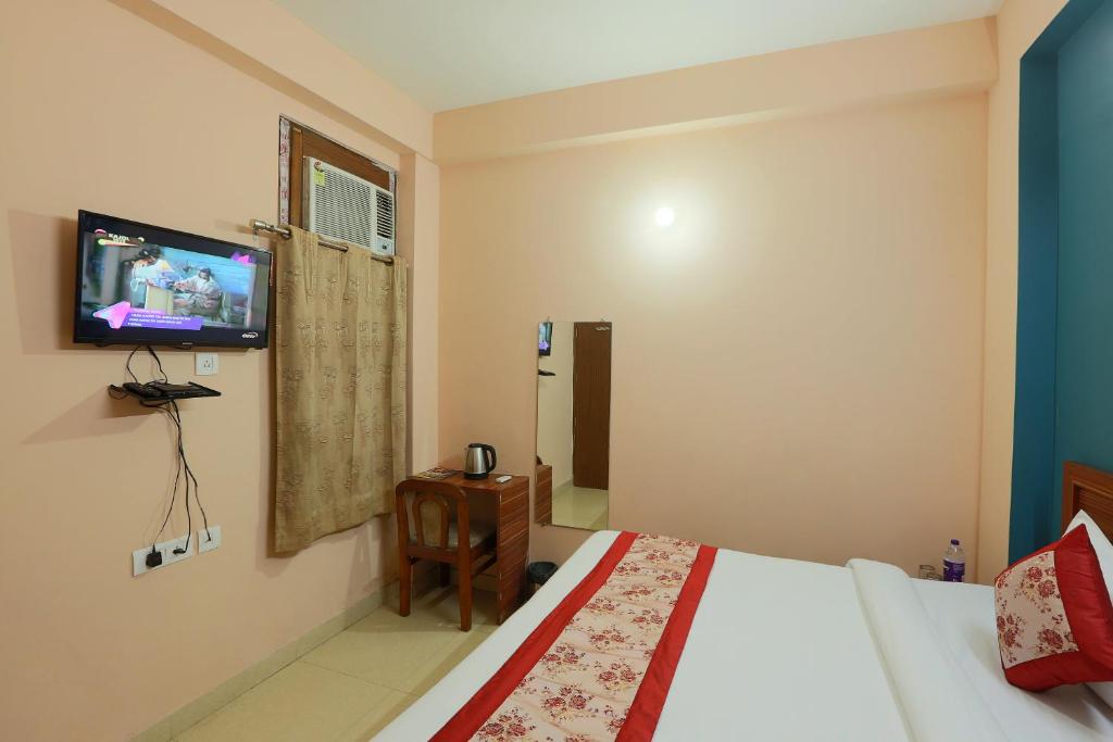 TV a/nebo společenská místnost v ubytování Hotel Surya Palace - Corporate Hotel Noida Sector 62