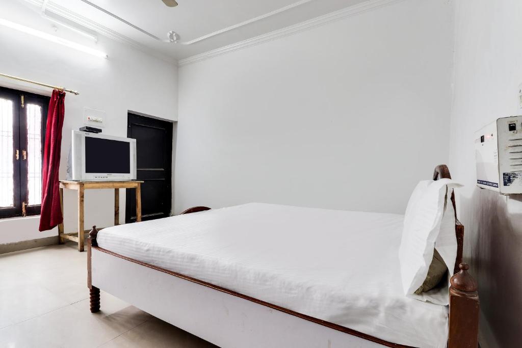 Postel nebo postele na pokoji v ubytování Hotel O Hanuman Bagh