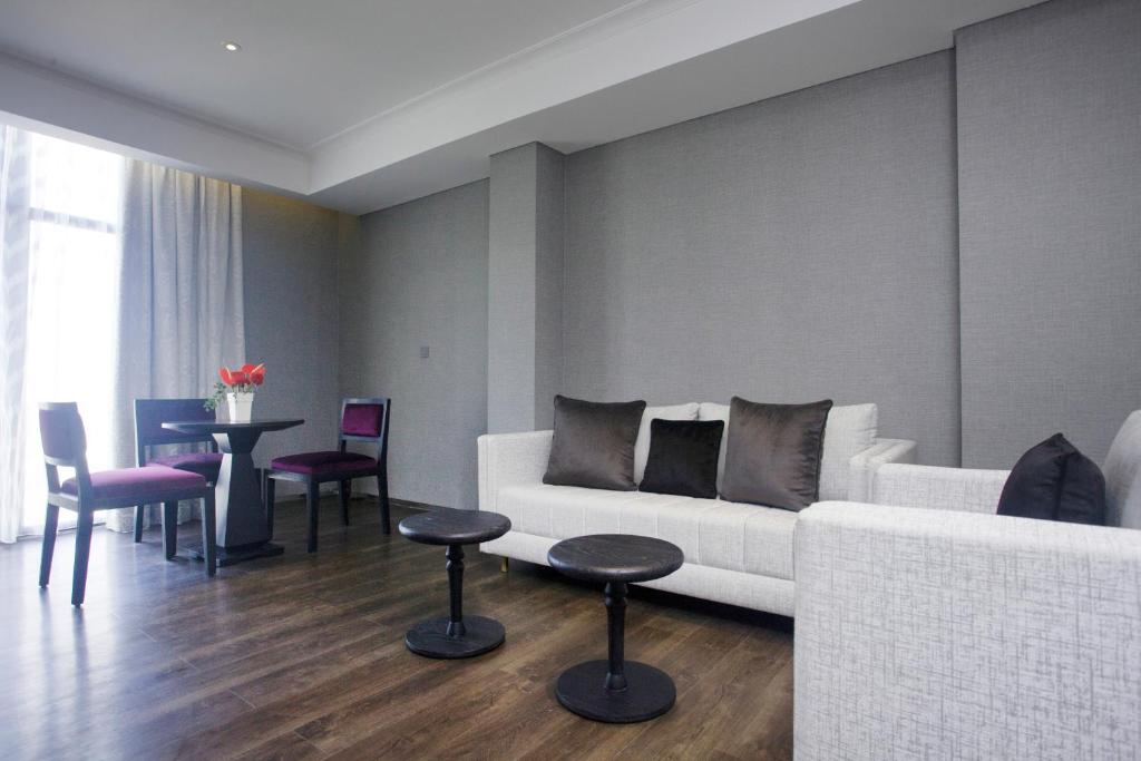 Posezení v ubytování Goodrich Suites, Jakarta