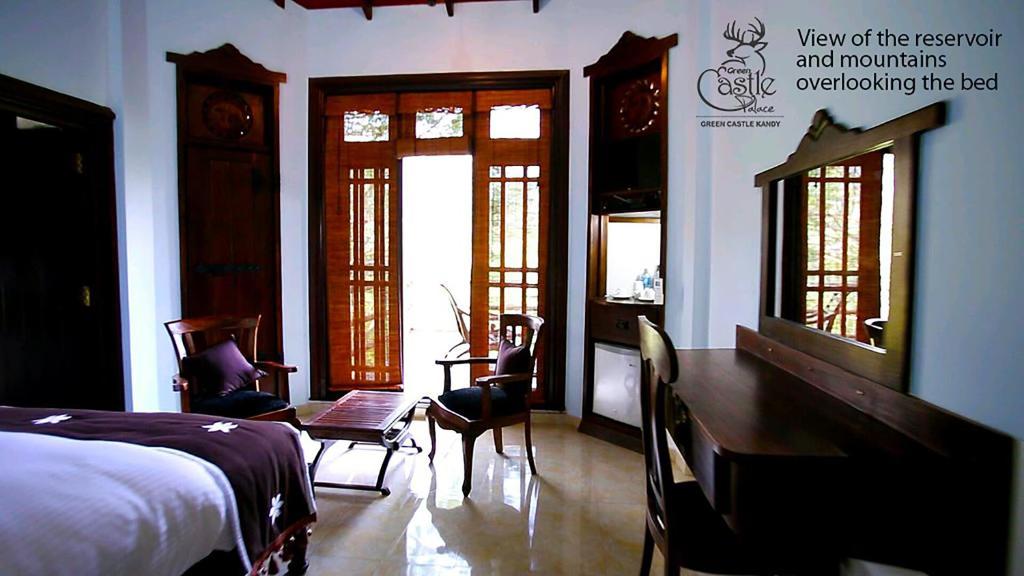 Postel nebo postele na pokoji v ubytování castle palace kandy