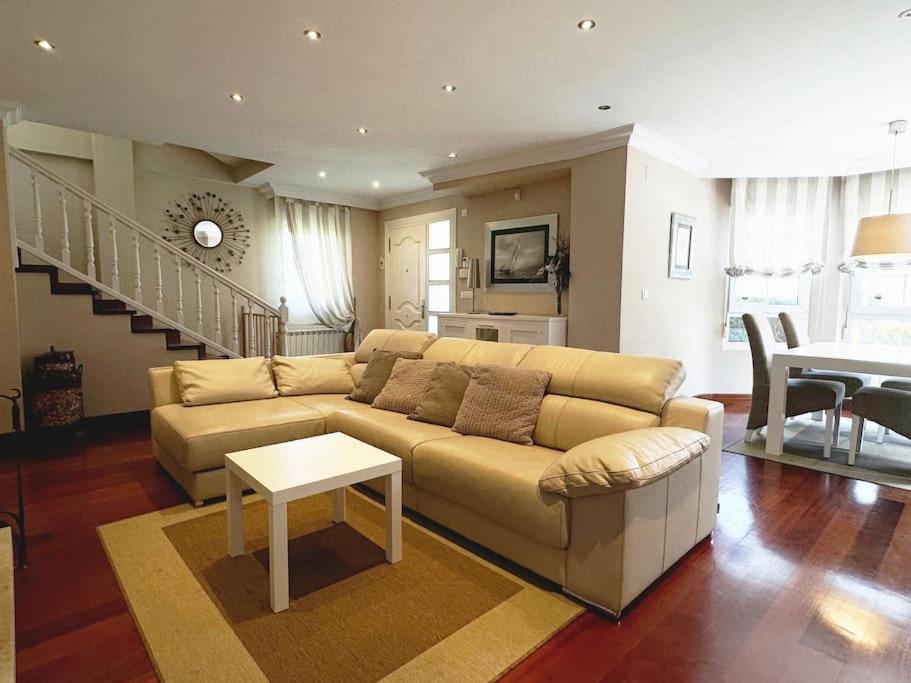 a living room with a couch and a table at Casa lujosa en Treto (Cerca de la playa y montaña) in Treto