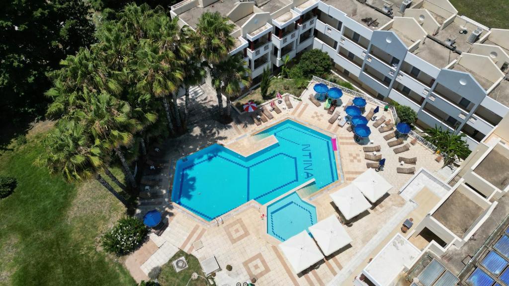 Bazén v ubytování Olgas Paradise Apartments nebo v jeho okolí
