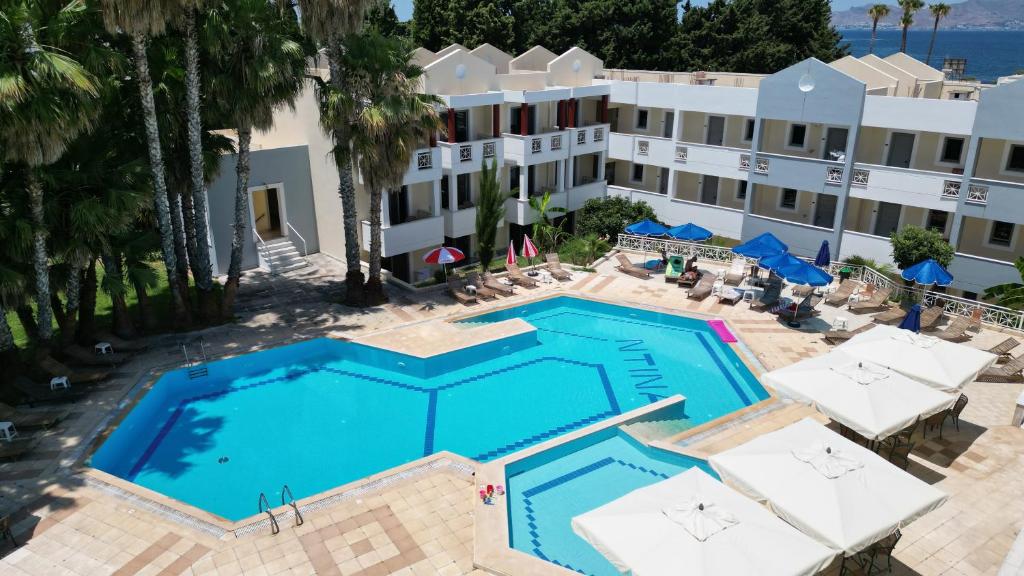 Bazén v ubytování Olgas Paradise Apartments nebo v jeho okolí