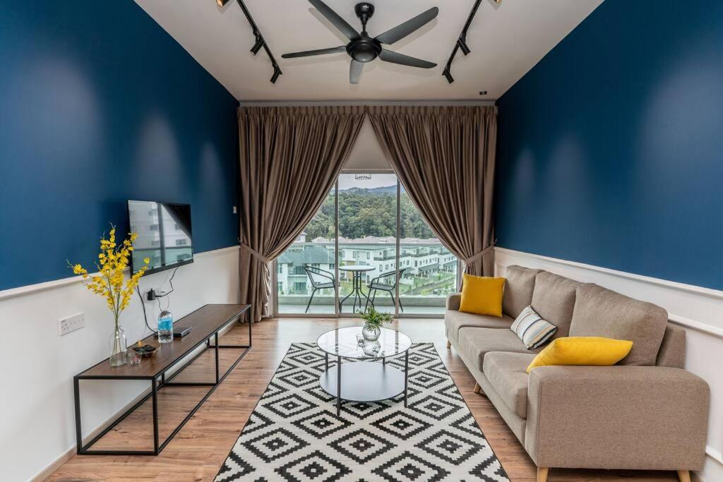 ein Wohnzimmer mit blauen Wänden und einem Sofa in der Unterkunft Sunrise Terrace at Quintet (3BR/8 pax) in Tanah Rata