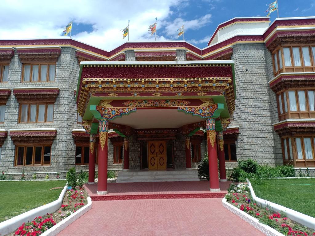 ein großes Gebäude mit einem Tor davor in der Unterkunft The Druk Ladakh in Leh