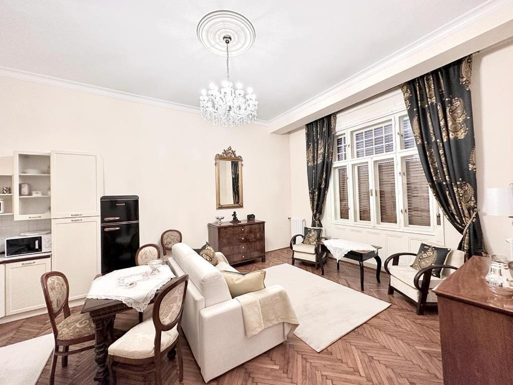 蒂米什瓦拉的住宿－Premium Timisoara，客厅配有沙发和桌子