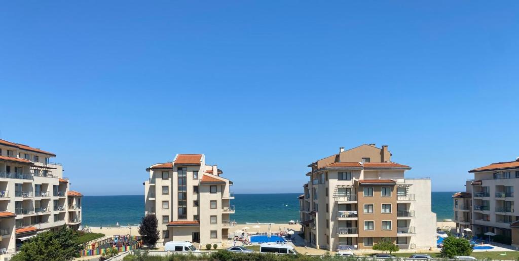 vista de alguns edifícios de apartamentos e do oceano em Prostor Apartments em Obzor
