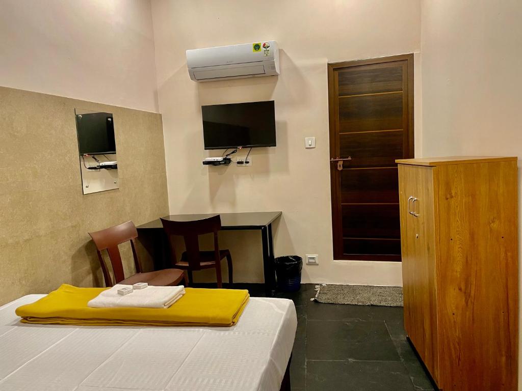 Postel nebo postele na pokoji v ubytování Reach Residency