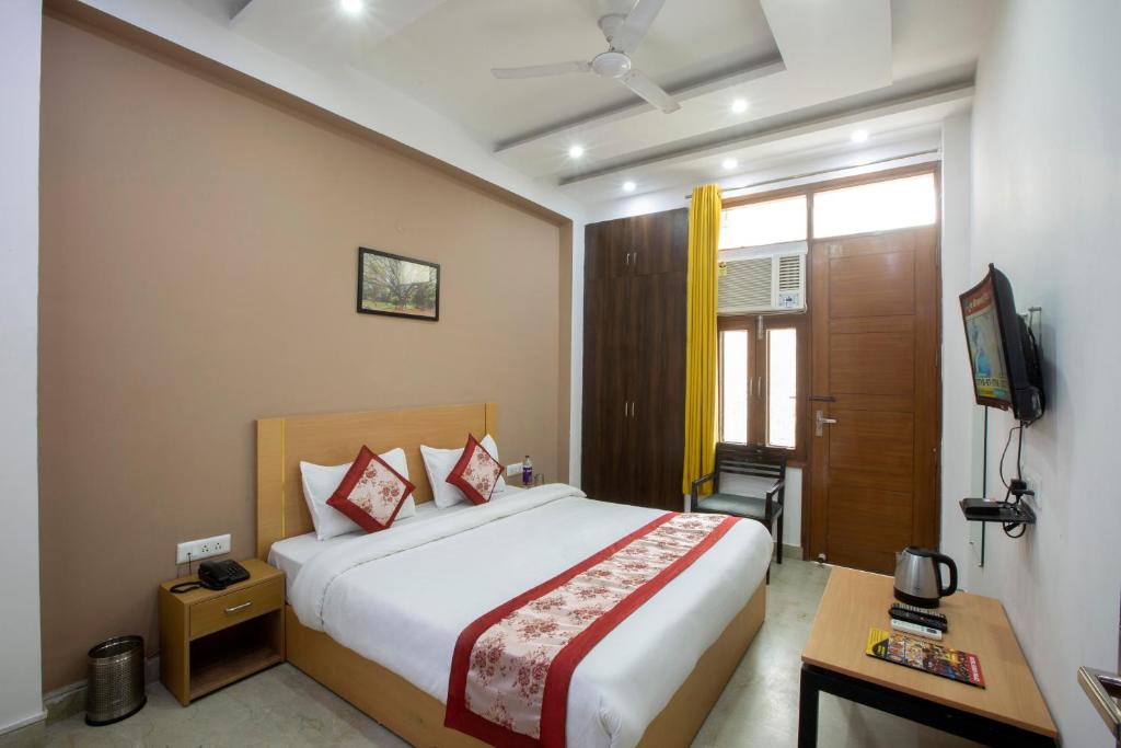 Postel nebo postele na pokoji v ubytování Hotel Ginger Palace - Corporate Hotel Noida Sector 62