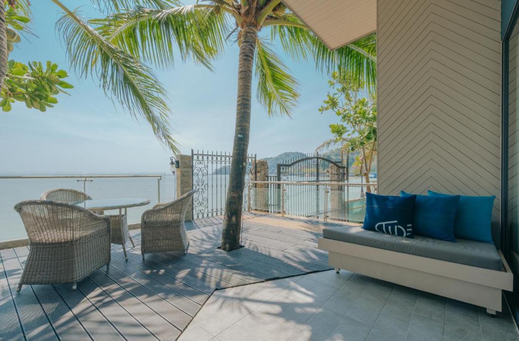 Balkón nebo terasa v ubytování Hotel Tide Phuket Beachfront