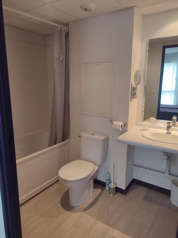 une salle de bain blanche avec des toilettes et un lavabo dans l'établissement Closeraie 2, à Lourdes