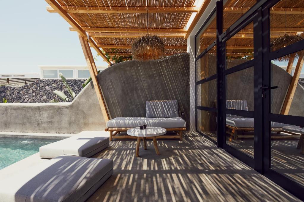 Bazén v ubytování Oscar Beachfront Suites - Adults Only nebo v jeho okolí