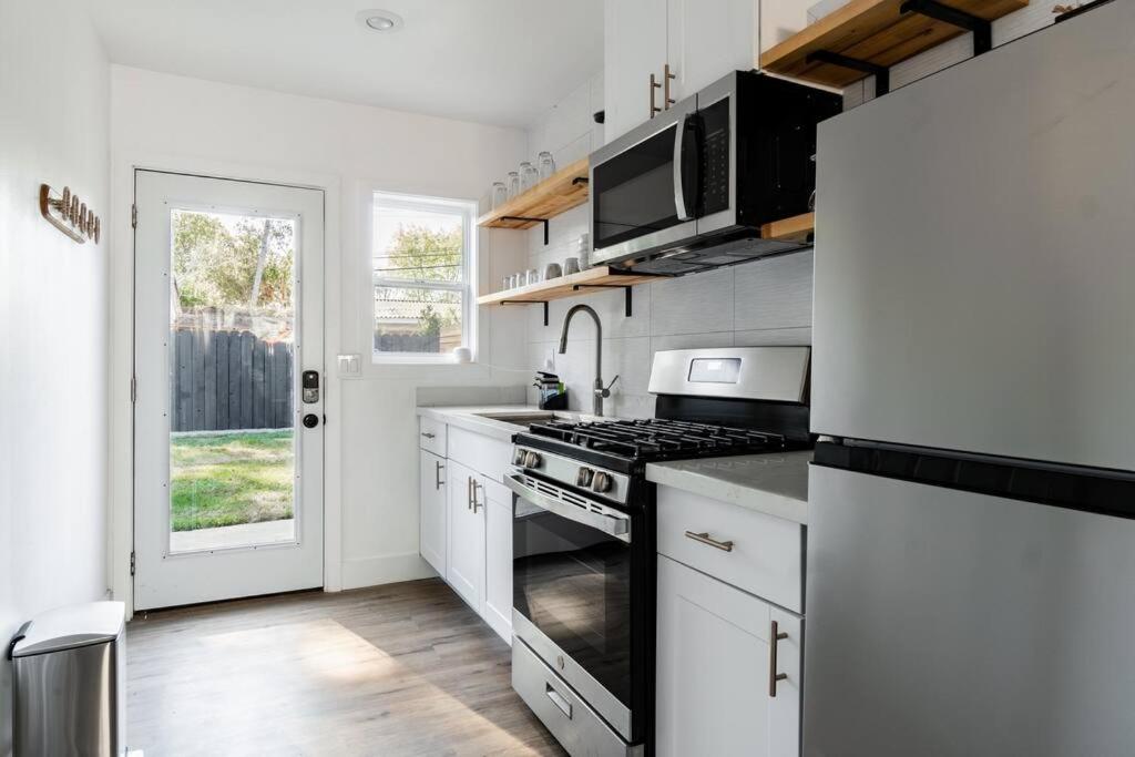 康科特的住宿－Wren Guest House，厨房配有白色橱柜和炉灶烤箱。