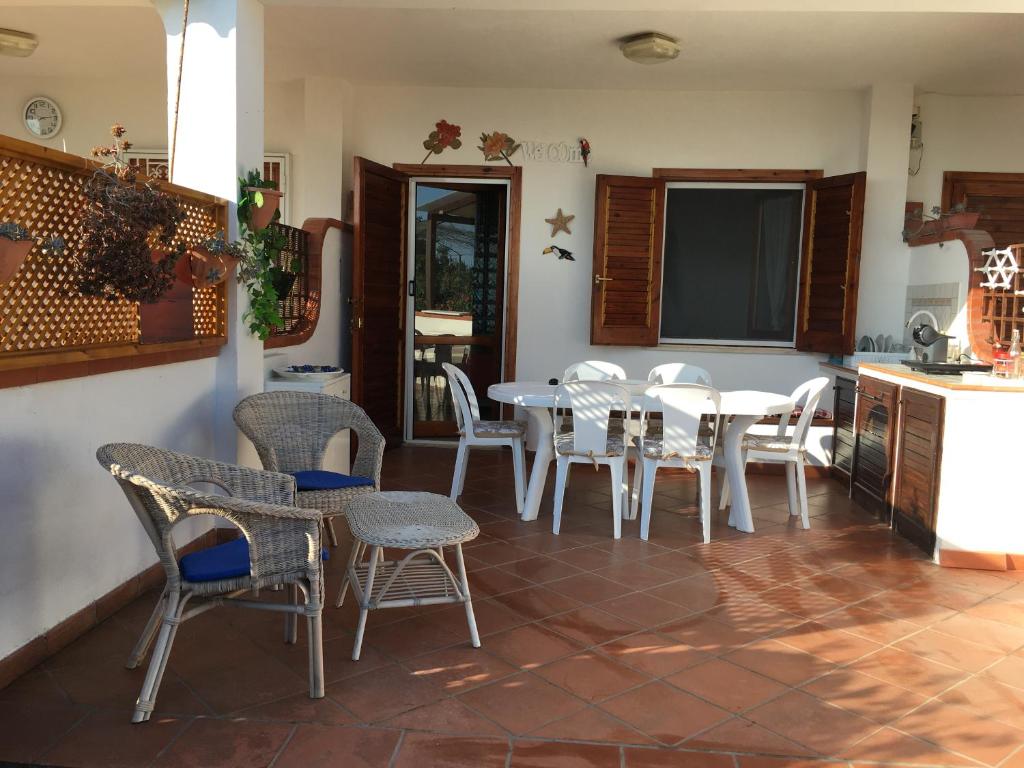 a kitchen and dining room with a table and chairs at Hibiscus Apartment-casa per le vacanze vicino tropea in Briatico