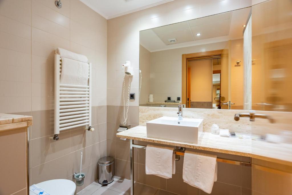 Koupelna v ubytování Hotel Palau de Girona